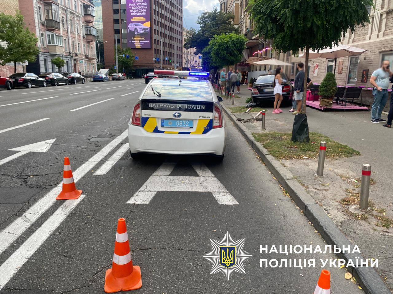 У Києві авто вилетіло на літню терасу кав’ярні та збило 28-річну жінку (фото)
