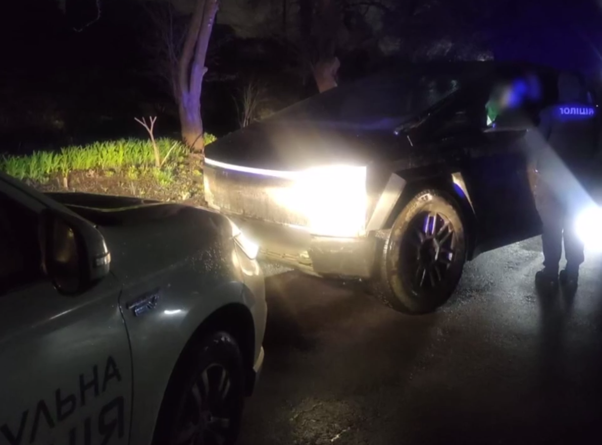 Їздив під кайфом і без прав: у Львові у водія елітної Tesla Cybertruck забрали авто (відео)