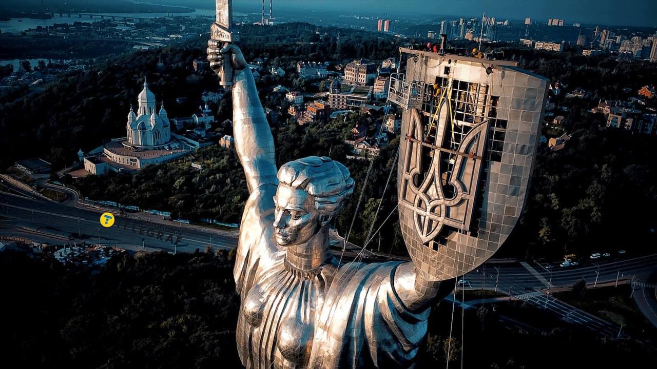 На щиті "Батьківщини-матері" в Києві встановили Тризуб. Фото дня