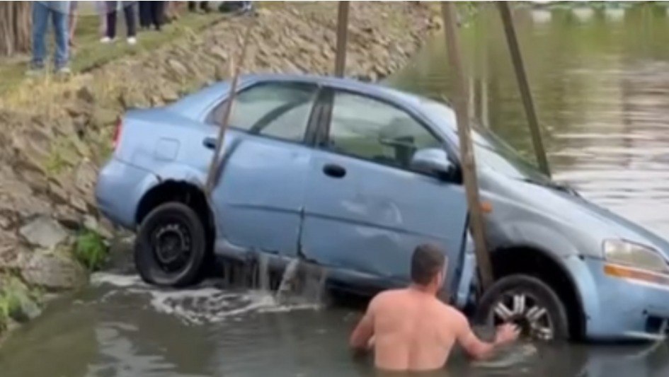 Біля Львова автівка з'їхала у водойму (відео)