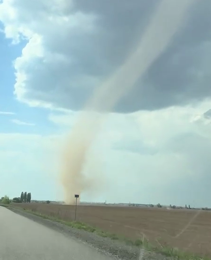 На Київщині водії у полі біля дороги помітили смерч (відео)