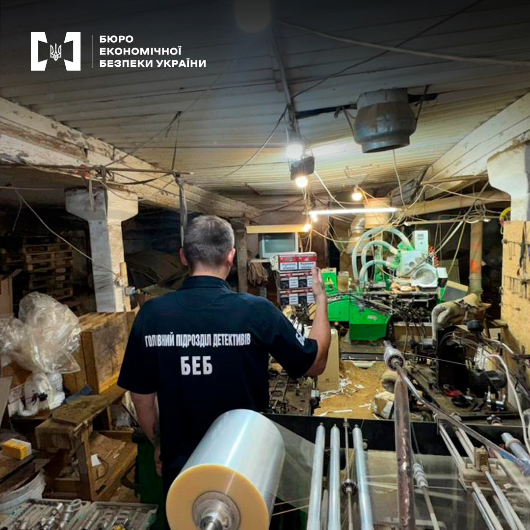 У закинутій стайні на Закарпатті облаштували нелегальне виробництво сигарет