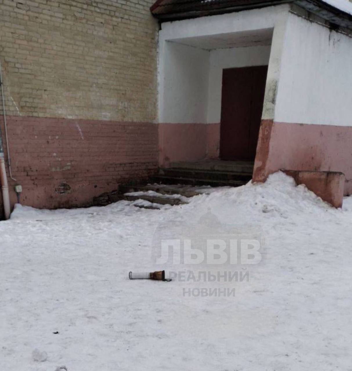 У Львові на території школи виявили уламок ракети (ФОТО)