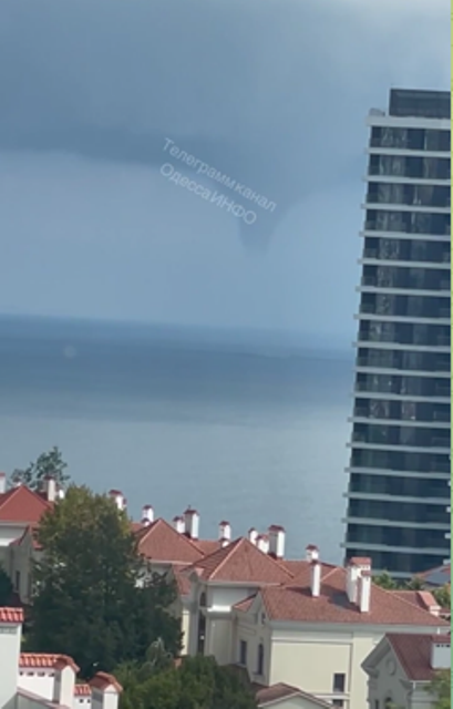 У морі біля Одеси вирує смерч