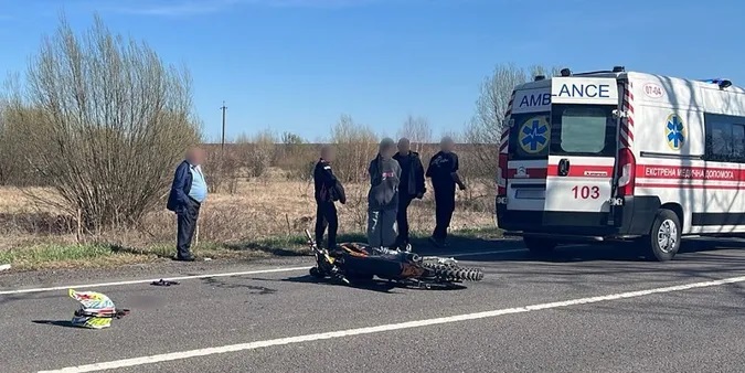 На Волині мотоцикліст влетів у маршрутку: фото з місця аварії