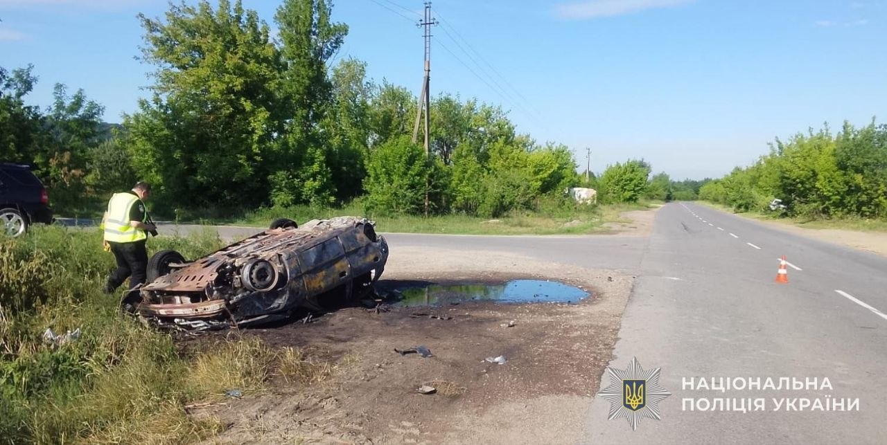 Авто вибухнуло і загорілося: з'явилися нові фото з автотрощі біля Львова