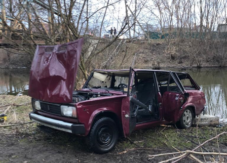 На Львівщині автомобіль злетів з мосту, водій загинув