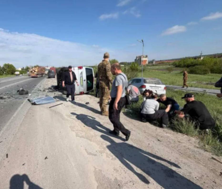 Потрійна автотроща з швидкою допогою на Львівщині: з'явилися перші фото