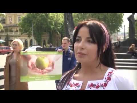У Львові міняли цигарки на яблука