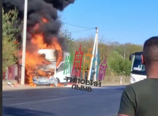 У містечку на Львівщині посеред дороги загорівся бус (ВІДЕО)