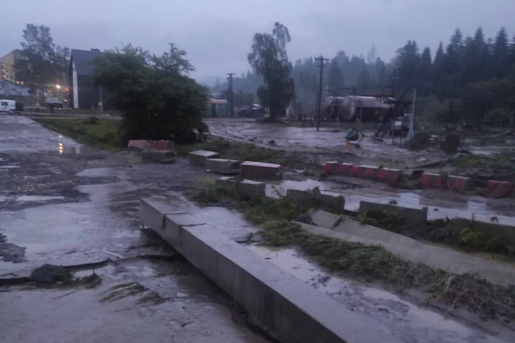 Підмило дороги, зруйнувало мости. Наслідки зливи у Східниці на Львівщині