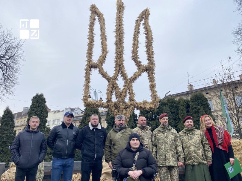 У Львові десантники презентували найбільший в Україні тризуб із дідухів (фото)