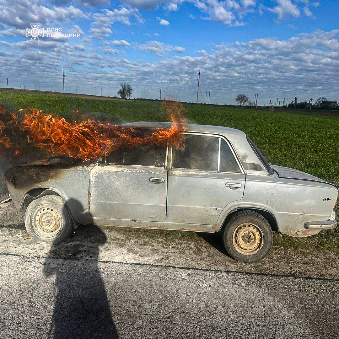 Спалахнув просто на ходу: На Львівщині загорівся легковик
