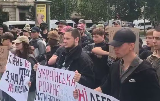 У центрі Львова відбулися акції прихильників і противників ЛГБТ: на місці чергувала поліція