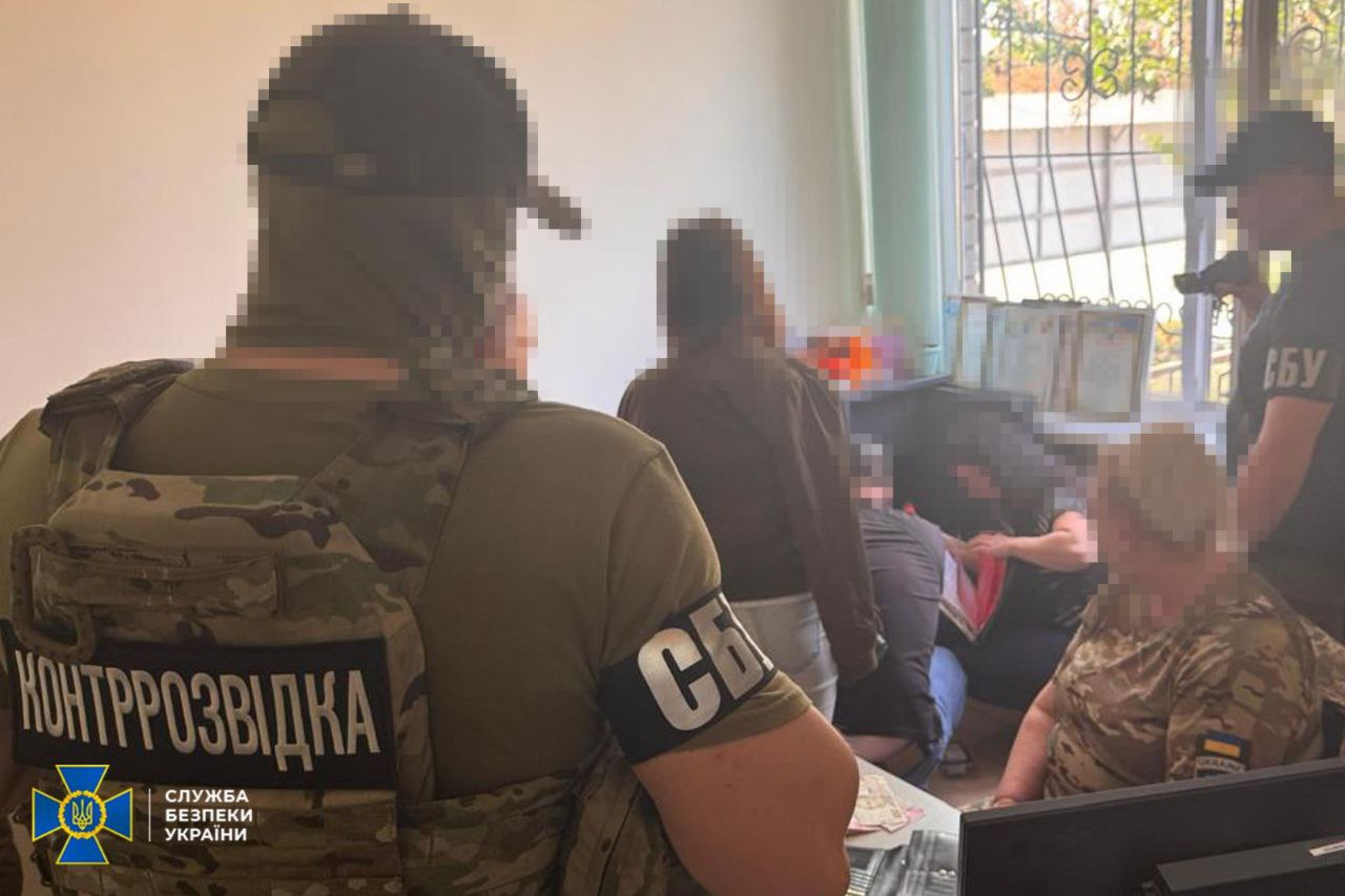 Адвокати, посадовці ТЦК та ЦНАПів організували "заробіток" на "броні": викрито схему у Києві та Херсоні