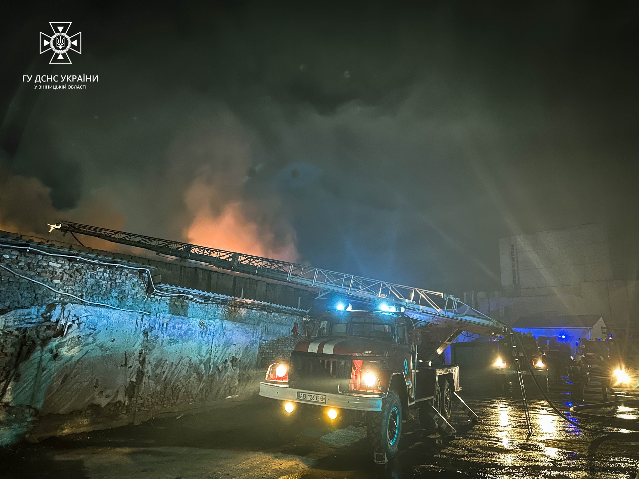 На Вінничині понад пів сотні рятувальників гасили масштабну пожежу на ринку