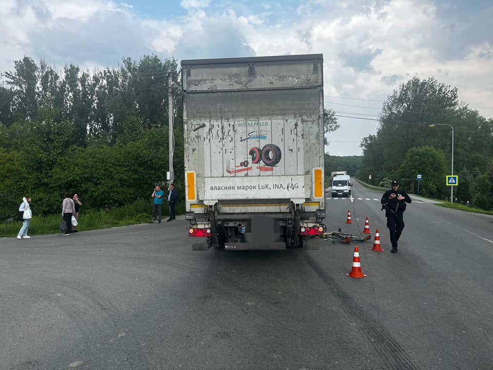 На Львівщині автопоїзд збив літнього велосипедиста