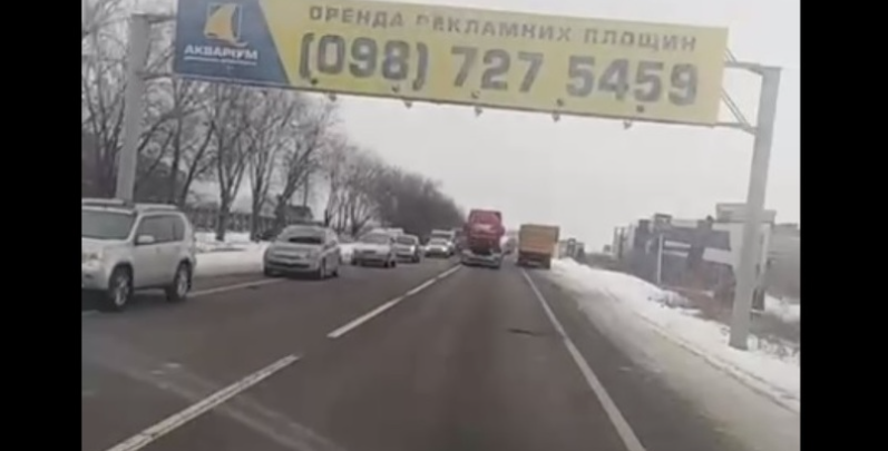 Поблизу Львова конструкція відірвалася від вантажівки під час руху і влучила в людину
