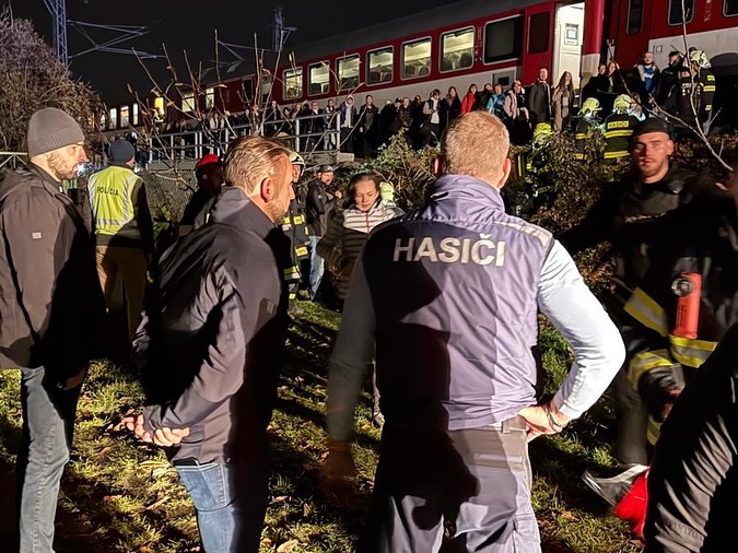 У Словаччині сталася троща пасажирських поїздів: фото з місця аварії