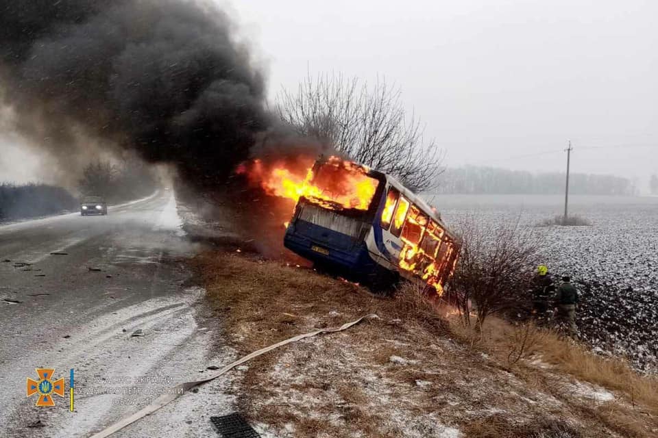 На Дніпропетровщині сталась смертельна ДТП. Автобус згорів вщент