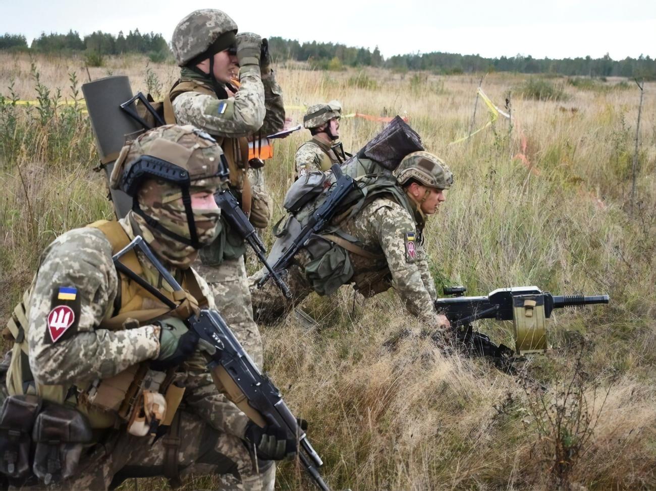 На Донбасі бойовики поранили українського військового
