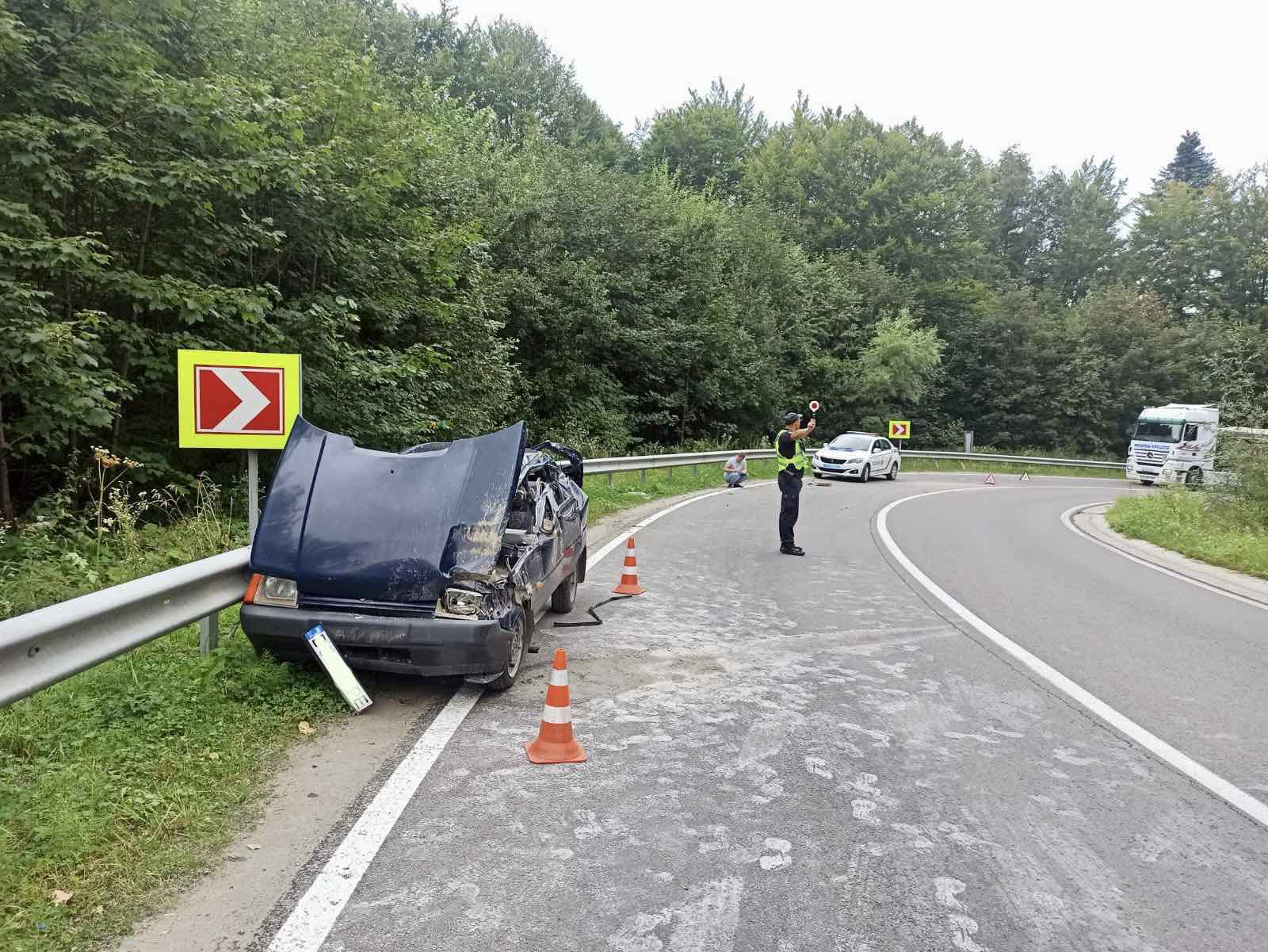 На Львівщині зіткнулися фура і легкове авто: одного з водіїв госпіталізували