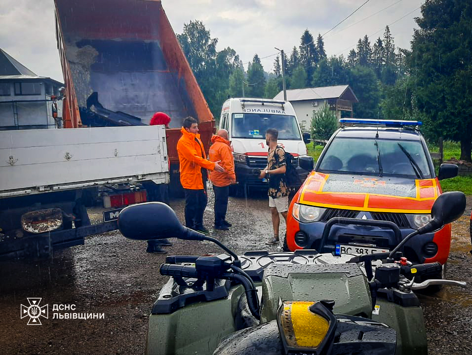 На Львівщині група туристів застрягла у горах через сильну негоду