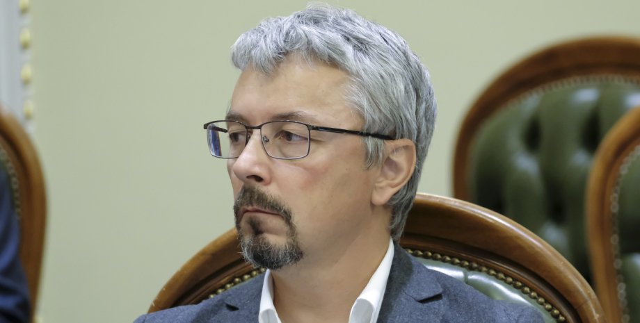 «Забивання цвяхів мікроскопами». Міністр культури Ткаченко подав у відставку