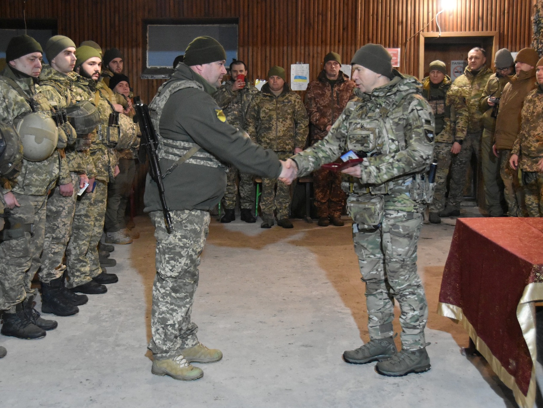 Сирський відвідав угруповання «Хортиця» та вручив військовим нагороди