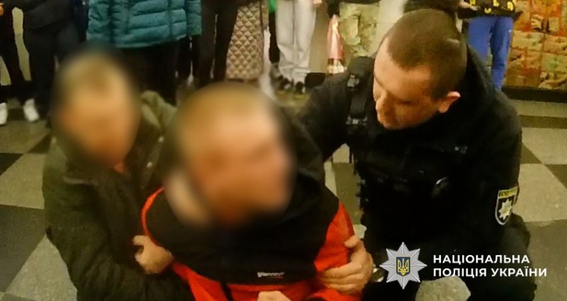 «Розбірки» в столичному метро: хлопець наставив пістолет на поліцейського й отримав 4,5 роки в’язниці