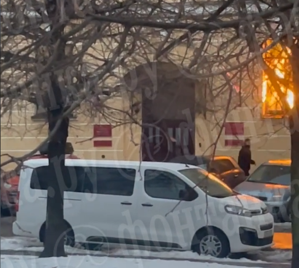 У російському Санкт-Петербурзі чоловік кинув коктейль Молотова у вікно військкомату (відео).