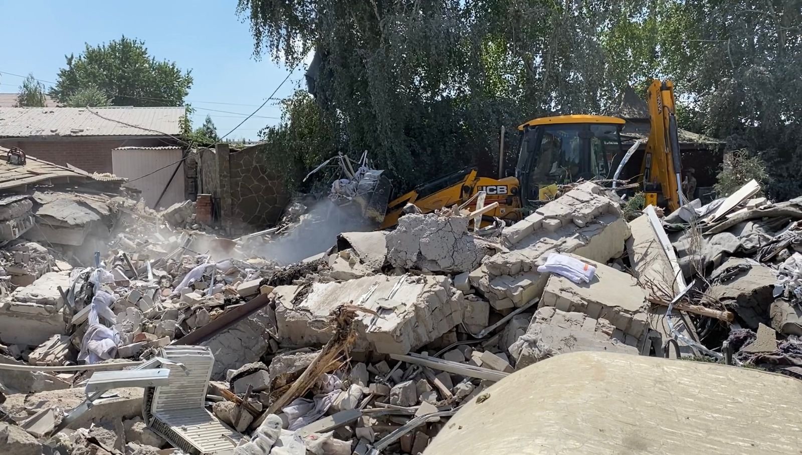 Загинули чоловік і жінка: рятувальники показали руїни будинку у Торецьку, в який влучила ракета