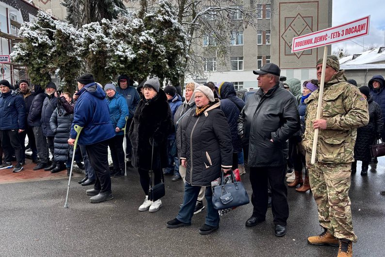 На Житомирщині мітингувальники кинули у смітник гендиректора лікарні