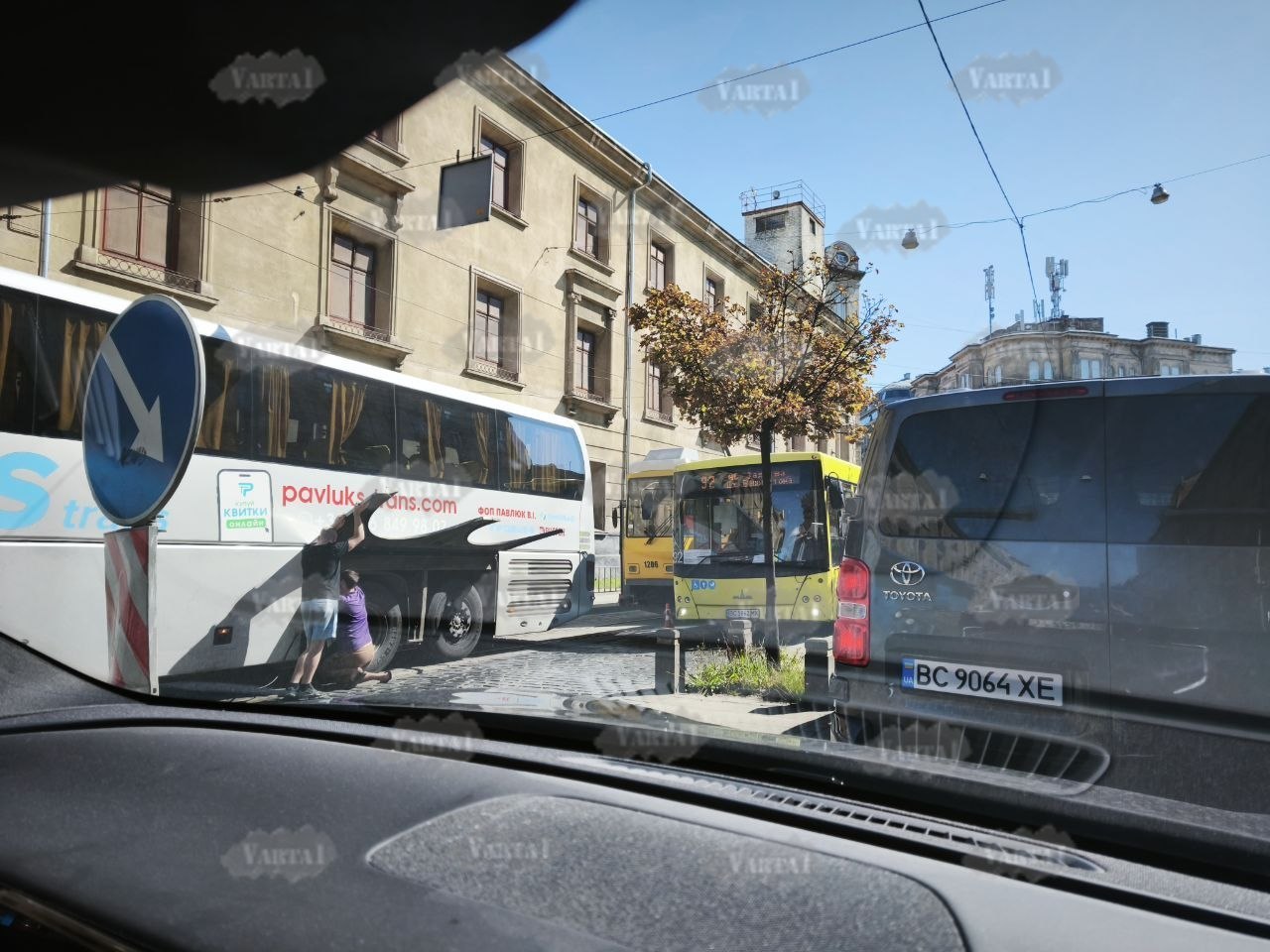Транспортний колапс у центрі Львова: туристичний автобус паралізував рух
