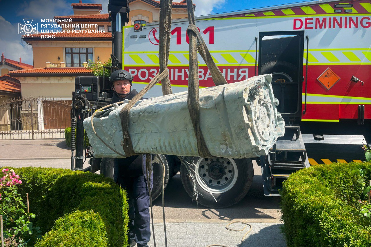 У Києві знайшли бойову частину ракети, яка не розірвалася (фото)