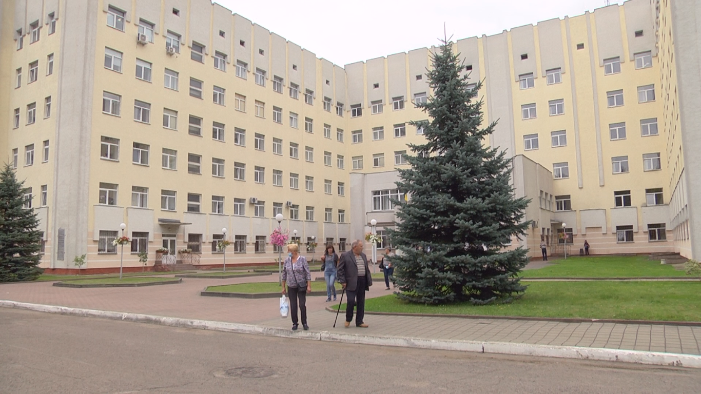 Зупинка є, автобуса нема. Мешканці скаржаться на проблему доїзду до онкоцентру на Гашека