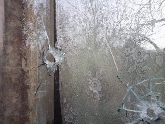 Доба на Донбасі: Обстрілами окупанти зруйнували будинок