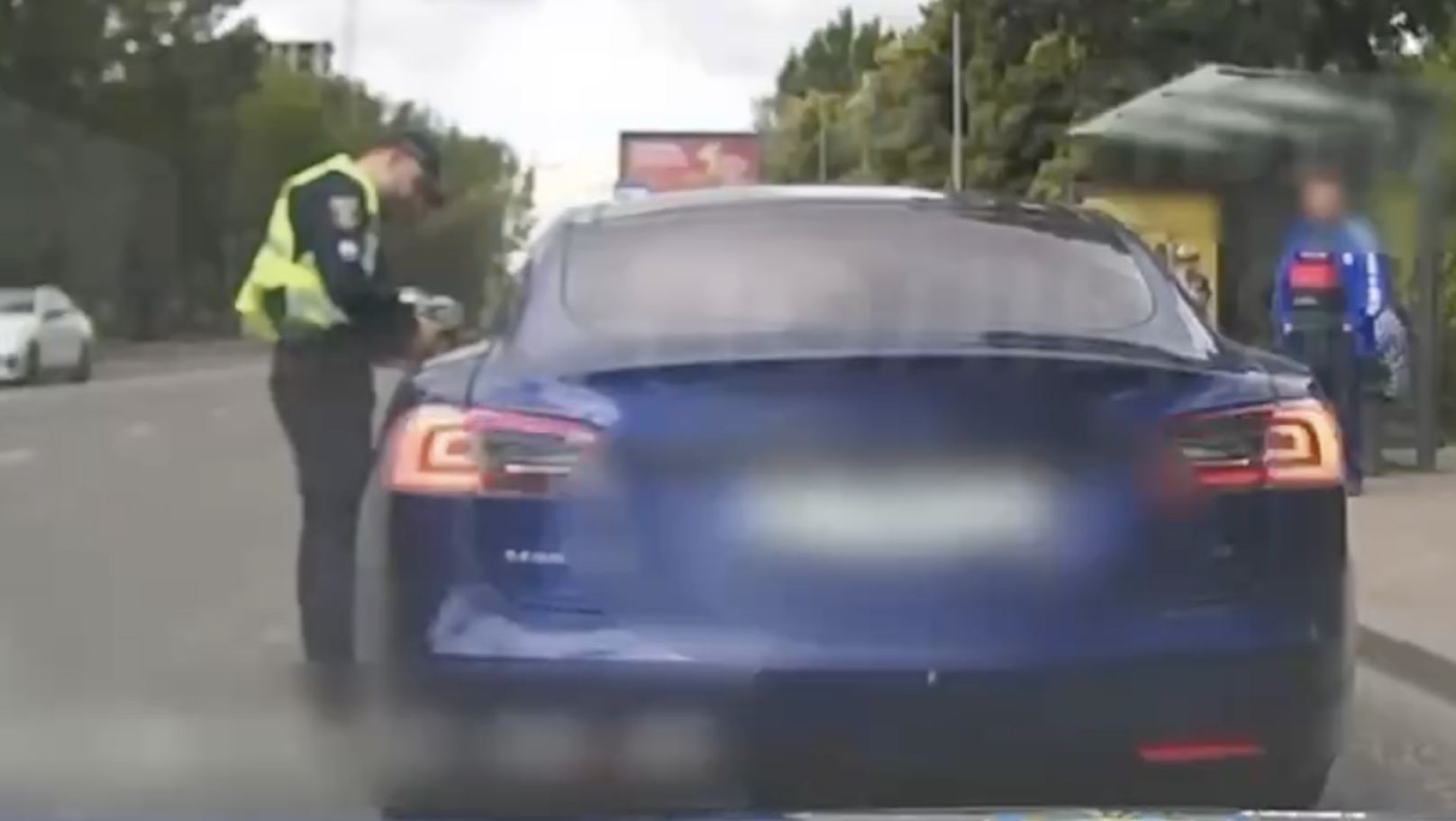 У Львові водій Tesla попався на-гарячому (відео)