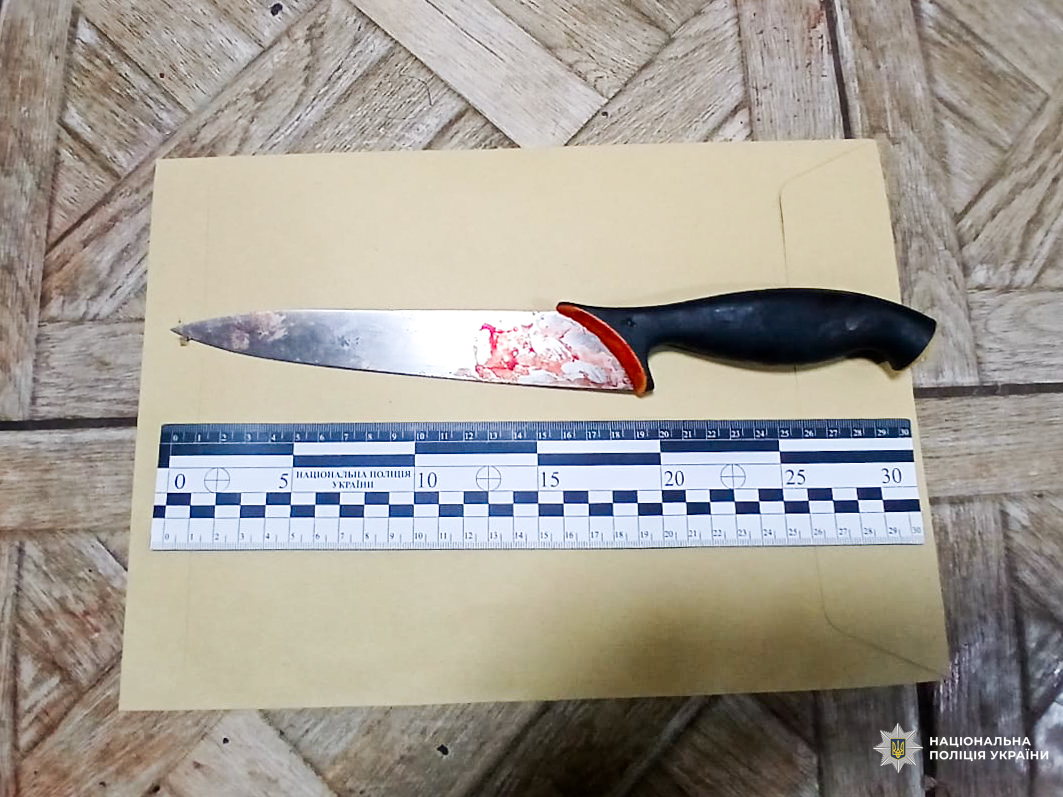 Конфлікт за чаркою на Рівненщині завершився ударом ножа в груди: нападника затримали