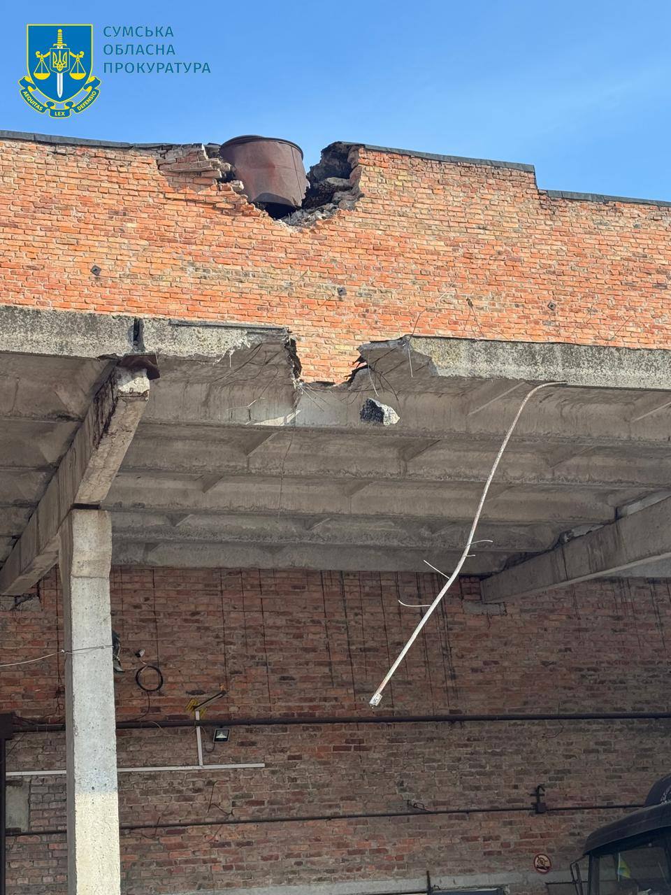 Війська РФ скинули три авіабомби на підприємство на Сумщині: є поранений (фото)