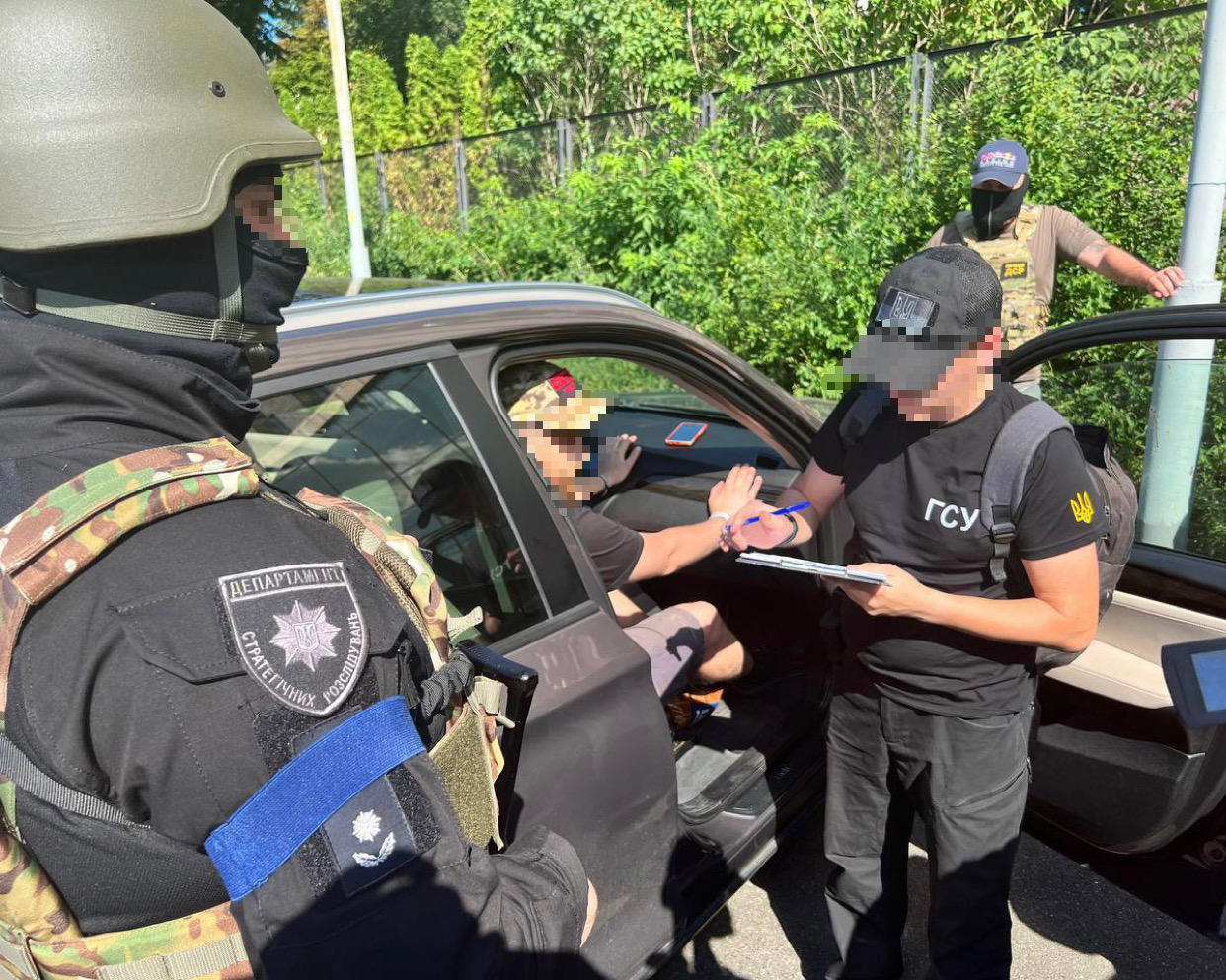 Бронежилети за $680, каски – за $200. У Києві зловили чоловіка, який «торгував» допомогою для ЗСУ