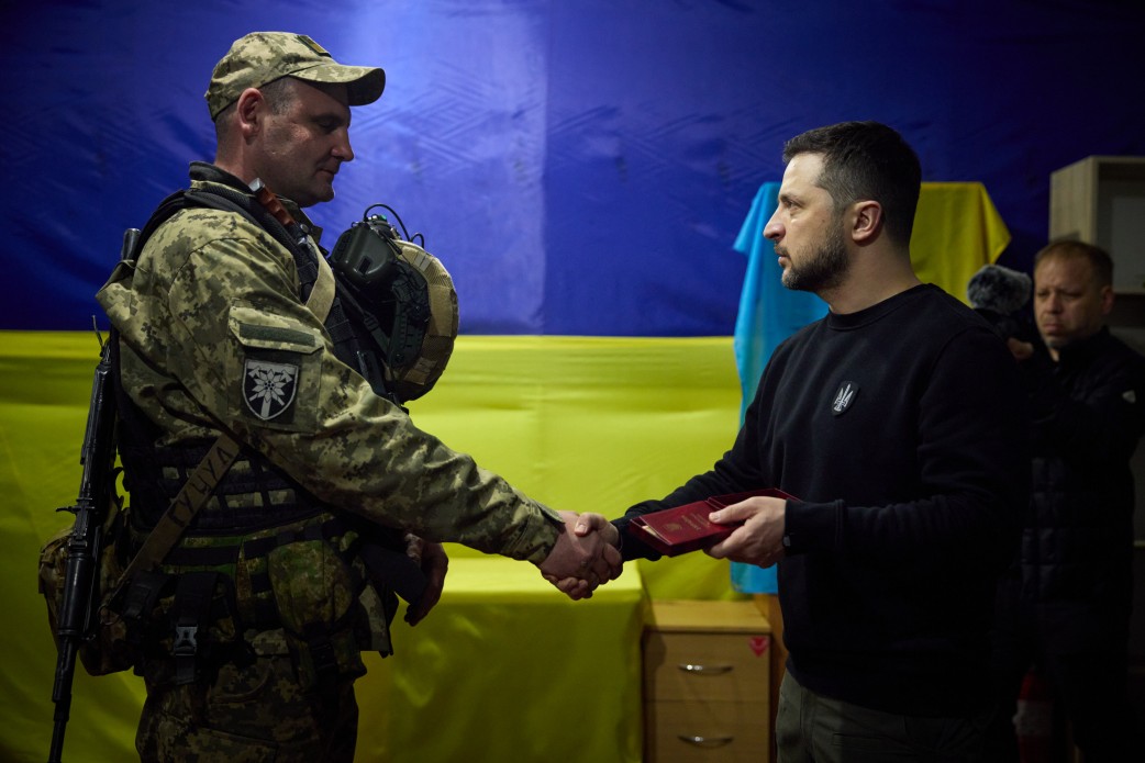 Зеленський відвідав передові позиції українських військових. Йому подарували коїн