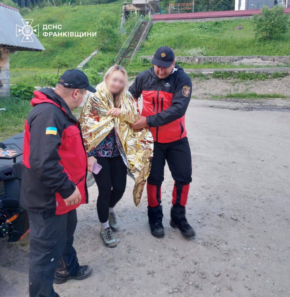 У Карпатах жінка вижила після удару блискавки: з'явилися фото постраждалої