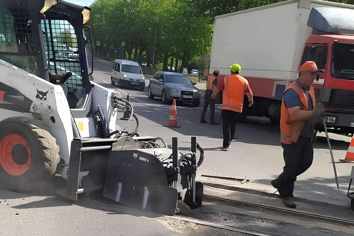 У Львові на популярній вулиці ремонтують залізничні переїзди: рух транспорту ускладнений