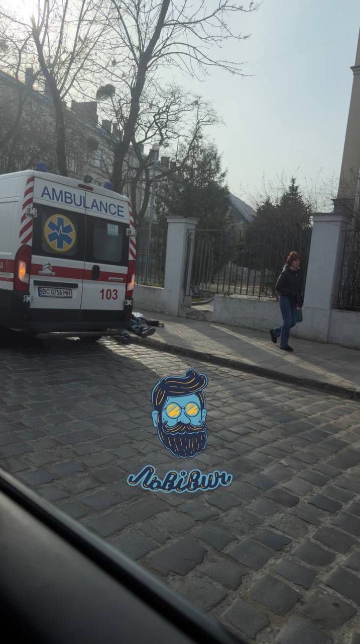 У Львові на вулиці знайшли мертвого чоловіка: фото з місця