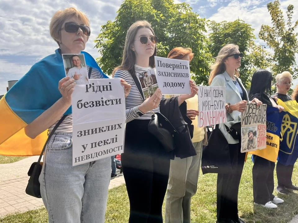 У Шептицькому рідні безвісти зниклих та полонених захисників організували мовчазну акцію (фото)