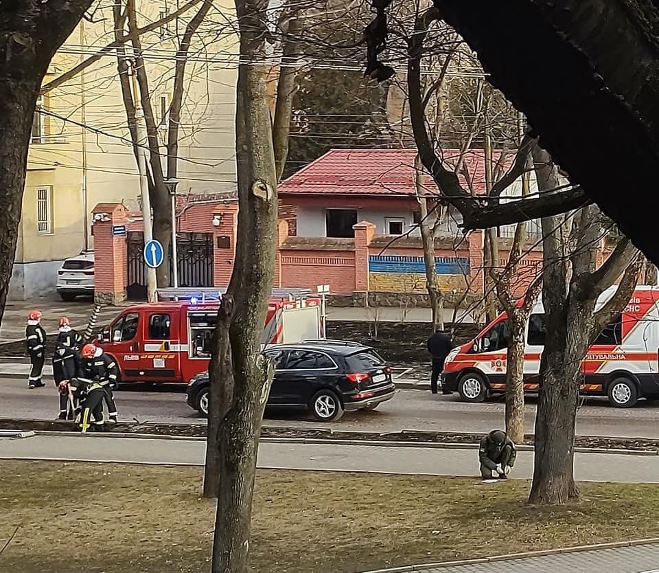 Дим у російському консульстві Львова: рятувальників викликали через ймовірну пожежу
