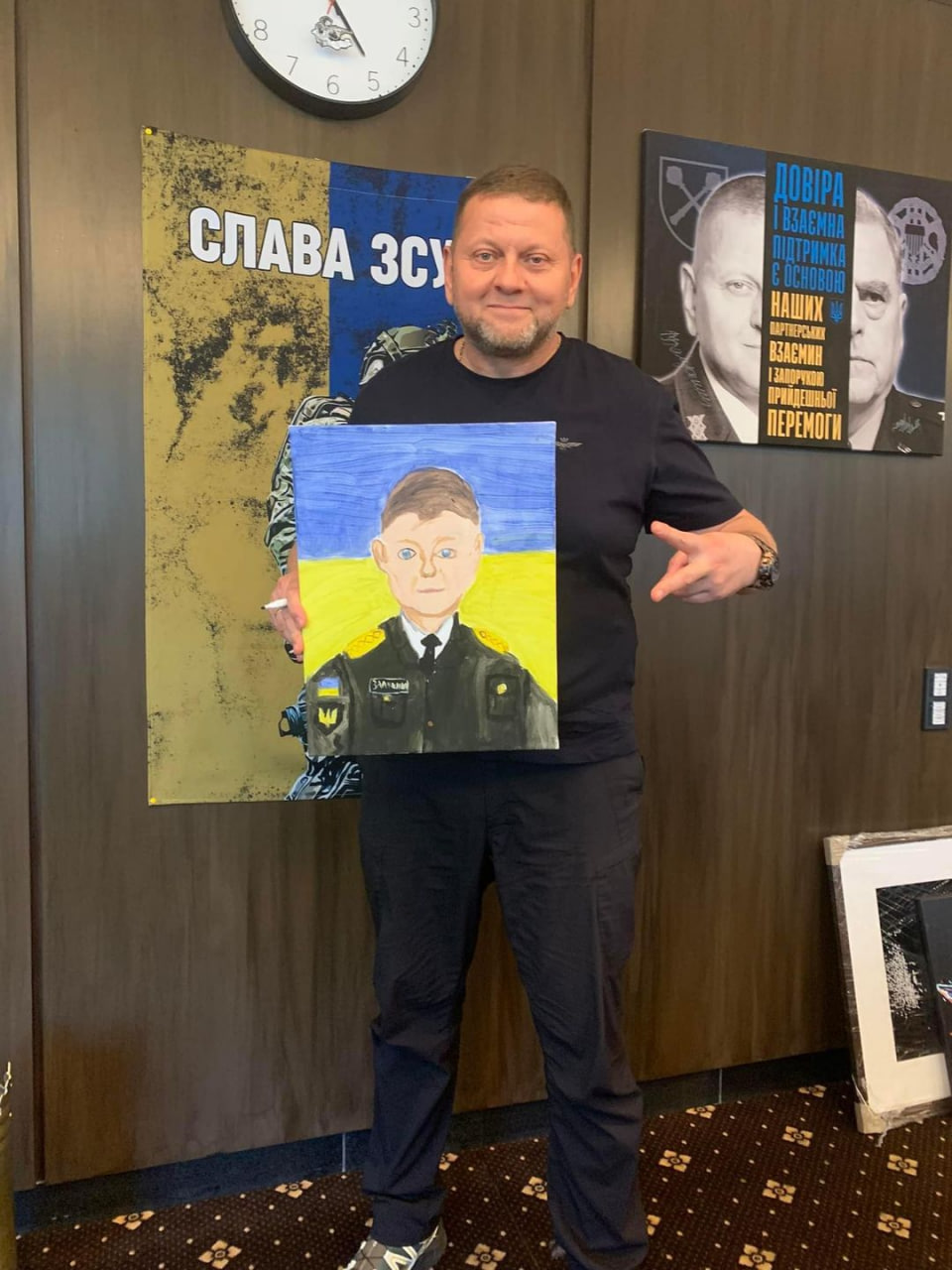 11-річна дівчинка з Краматорська намалювала і подарувала Залужному його портрет. Фото дня