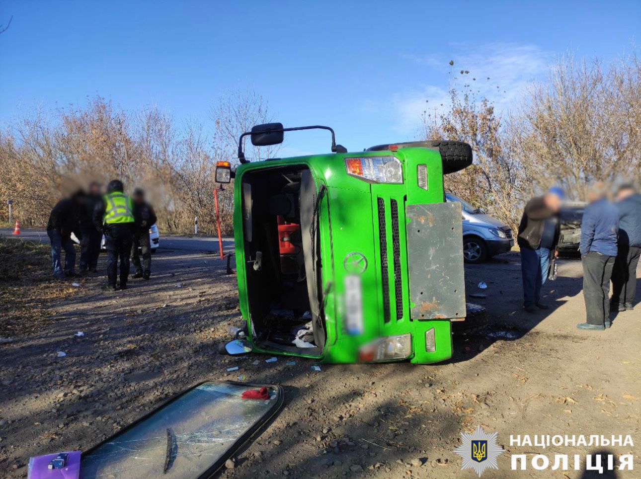На Київщині у ДТП перекинувся сміттєвоз: є постраждалі