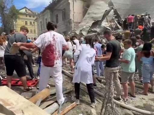 Від лікарів до ветерана війни з протезом: у Києві сотні людей розбирають завали